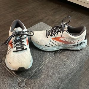 Brooks Adrenaline 21 size 8 make me an offer ♥️ perfect for summer!!!!